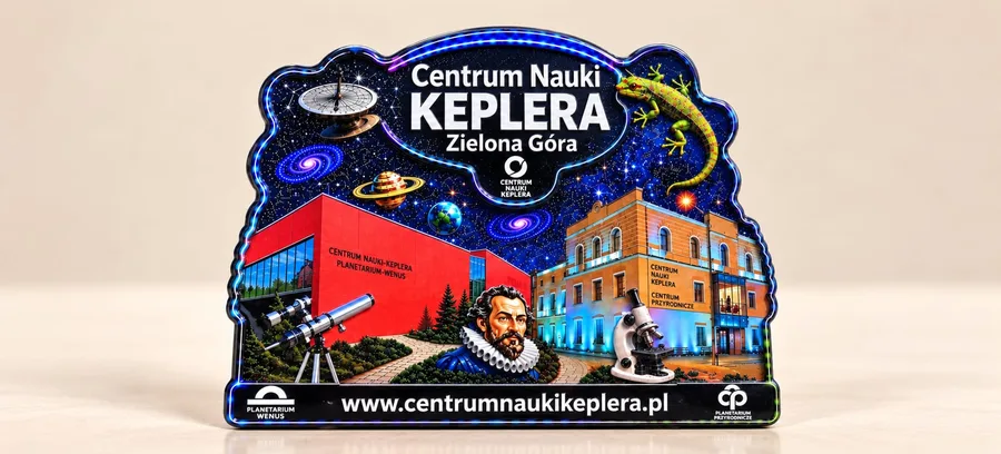 Magnes na lodówkę z budynkami Centrum Nauki Keplera, teleskopem, planetami i portretem Keplera